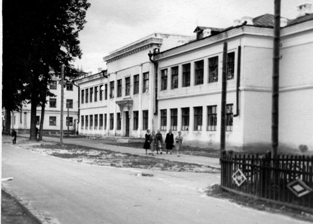 Первое здание гимназии № 3 было построено в 1936 году и располагалось на улице К.Маркса